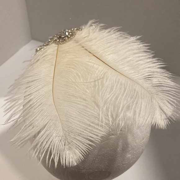 White feathered headband with rhinestones - Picture 5 of 6